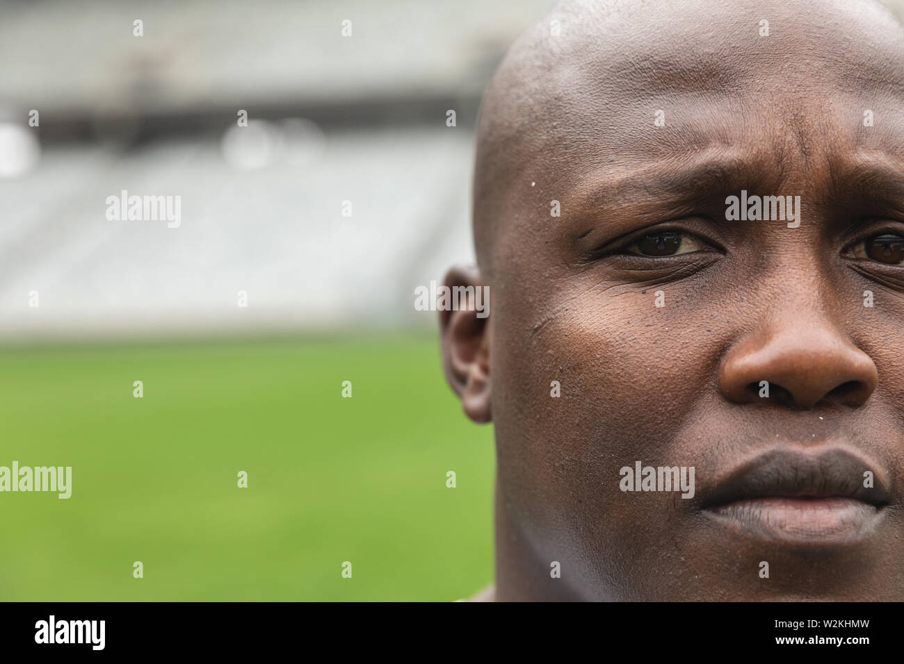 African American rugby player looking at camera dans le stade Banque D'Images