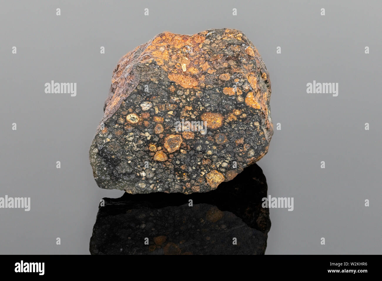 Météorite Chondrite carbonée (CV3) formé par l'accrétion de poussières, les petites céréales et le calcium-aluminium-righ inclusions (PCSRA) dans le système solaire Banque D'Images Météorite Chondrite carbonée (CV3) formé par l'accrétion de poussières, les petites céréales et le calcium-aluminium-righ inclusions (PCSRA) dans le système solaire Banque D'Images