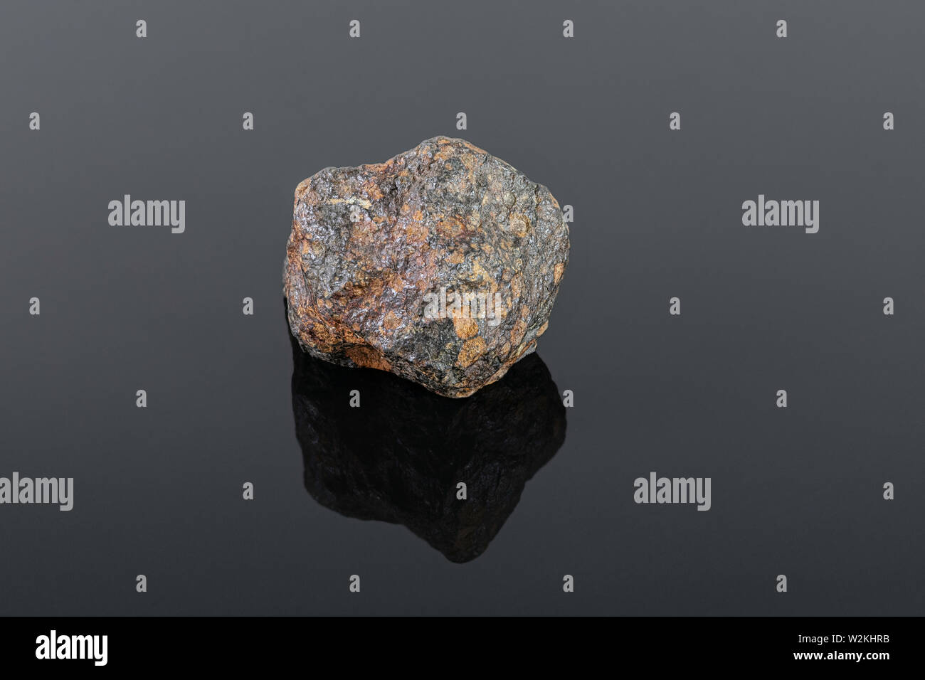Météorite Chondrite carbonée (CV3) formé par l'accrétion de poussières, les petites céréales et le calcium-aluminium-righ inclusions (PCSRA) dans le système solaire Banque D'Images Météorite Chondrite carbonée (CV3) formé par l'accrétion de poussières, les petites céréales et le calcium-aluminium-righ inclusions (PCSRA) dans le système solaire Banque D'Images