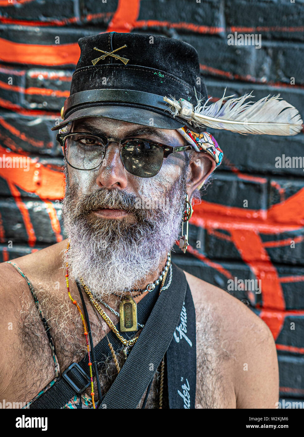 Un portrait d'un excentrique des profils homme vêtu de vêtements inhabituels sur South Street dans le sud de Philadelphie Banque D'Images