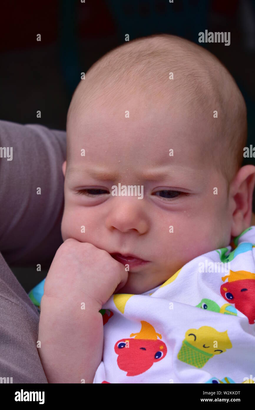 Bebe Nouveau Ne Garcon Blond Aux Yeux Bleus Sept Semaines Photo Stock Alamy