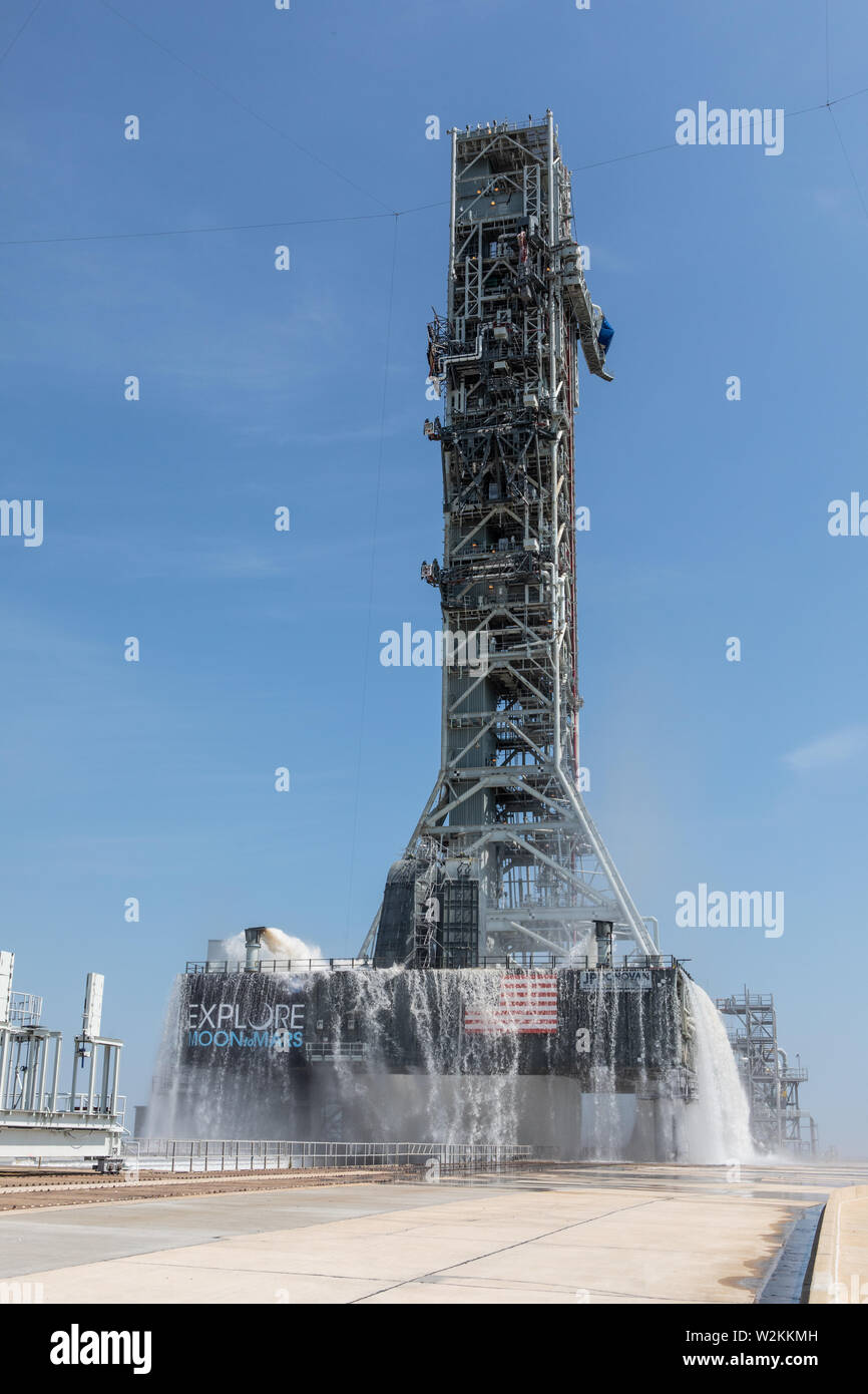 L'EXPLORATION DE LA NASA Orion systèmes au sol effectue un essai de débit avec le mobile de lancement au Centre spatial Kennedy le 2 juillet 2019 à Cape Canaveral, en Floride. Le test est la première des neuf pour vérifier le système de suppression de bruit est prête au lancement de la première mission d'Artemis. Banque D'Images