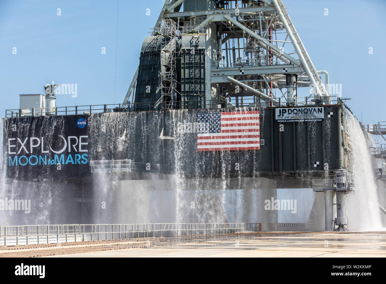 L'EXPLORATION DE LA NASA Orion systèmes au sol effectue un essai de débit avec le mobile de lancement au Centre spatial Kennedy le 2 juillet 2019 à Cape Canaveral, en Floride. Le test est la première des neuf pour vérifier le système de suppression de bruit est prête au lancement de la première mission d'Artemis. Banque D'Images