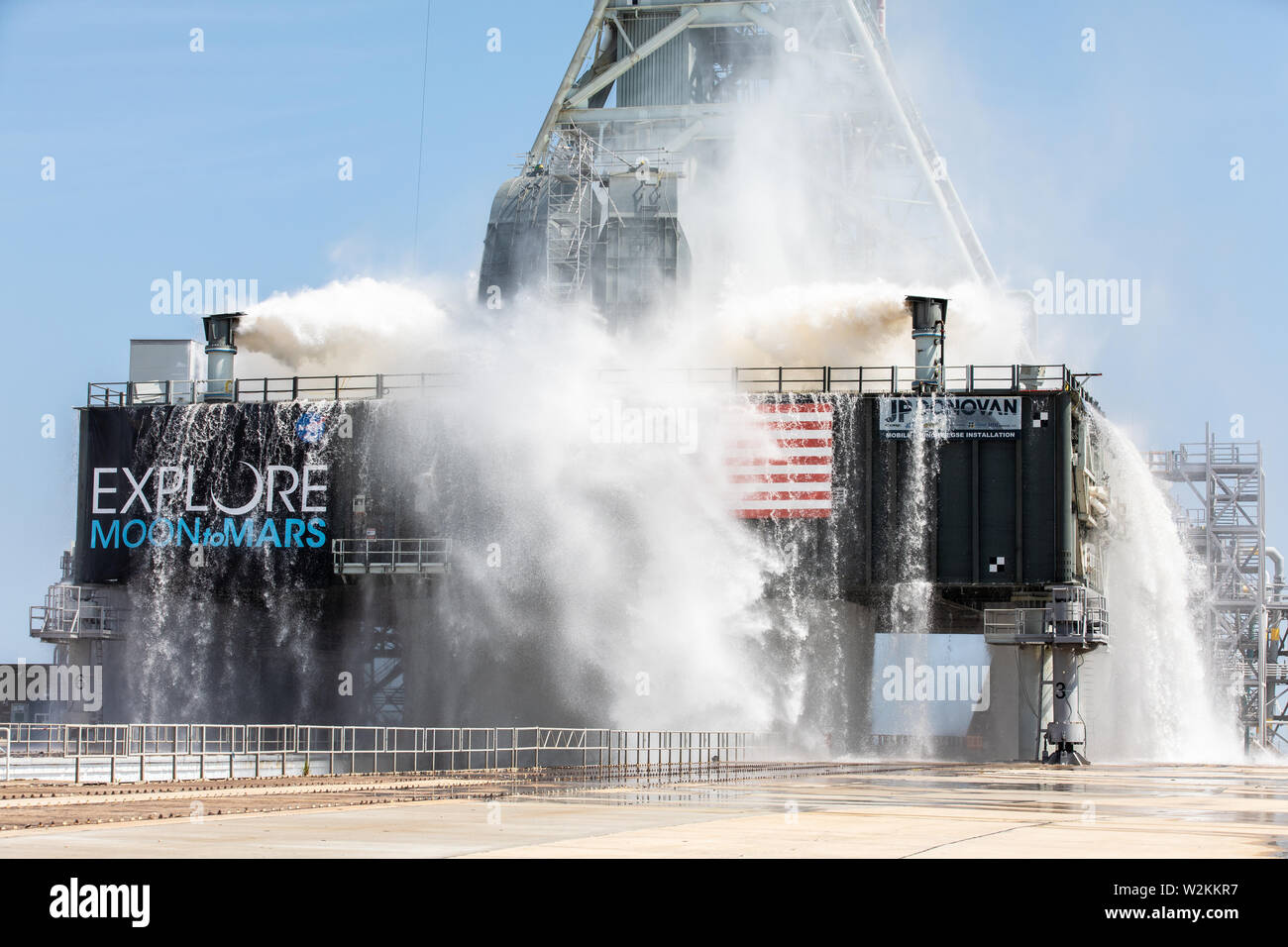 L'EXPLORATION DE LA NASA Orion systèmes au sol effectue un essai de débit avec le mobile de lancement au Centre spatial Kennedy le 2 juillet 2019 à Cape Canaveral, en Floride. Le test est la première des neuf pour vérifier le système de suppression de bruit est prête au lancement de la première mission d'Artemis. Banque D'Images