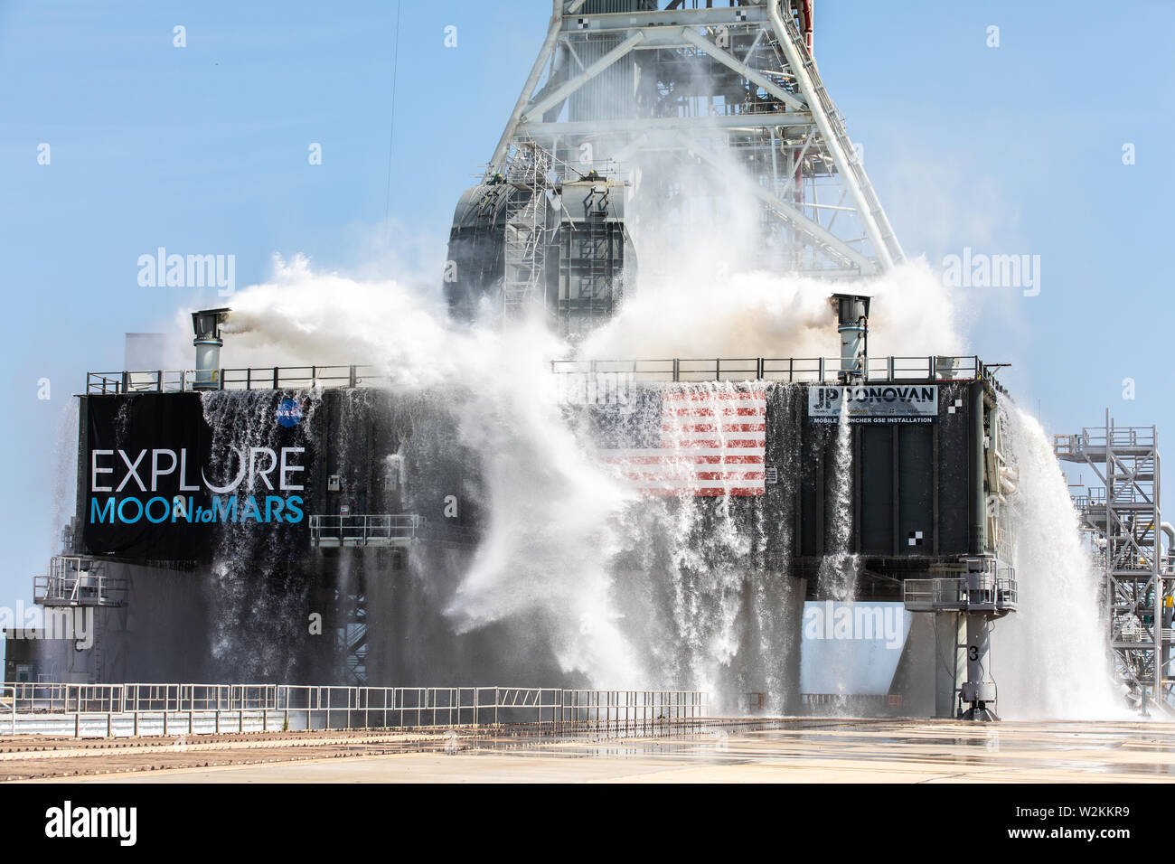 L'EXPLORATION DE LA NASA Orion systèmes au sol effectue un essai de débit avec le mobile de lancement au Centre spatial Kennedy le 2 juillet 2019 à Cape Canaveral, en Floride. Le test est la première des neuf pour vérifier le système de suppression de bruit est prête au lancement de la première mission d'Artemis. Banque D'Images