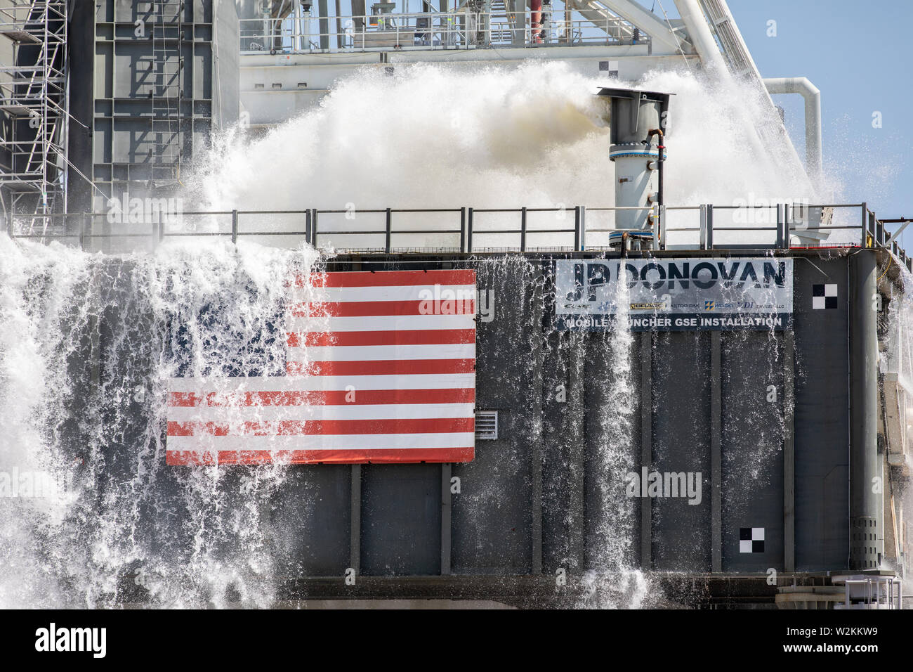 L'EXPLORATION DE LA NASA Orion systèmes au sol effectue un essai de débit avec le mobile de lancement au Centre spatial Kennedy le 2 juillet 2019 à Cape Canaveral, en Floride. Le test est la première des neuf pour vérifier le système de suppression de bruit est prête au lancement de la première mission d'Artemis. Banque D'Images