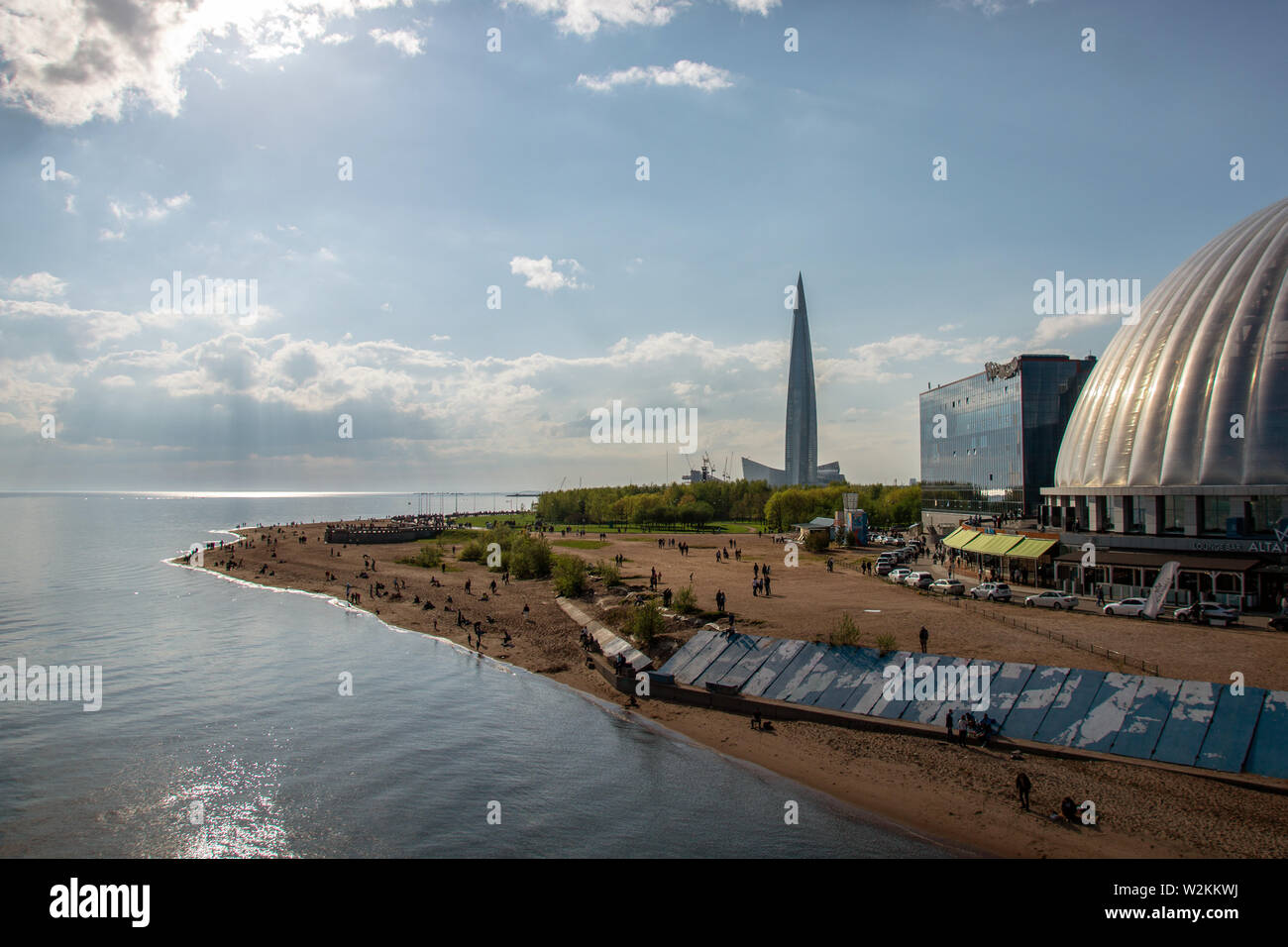 Photo de plage et le remblai de la Neva Bay dans le parc nommé d'après le 300e anniversaire de Saint-Pétersbourg avec vue sur le Centre de Lakhta Banque D'Images