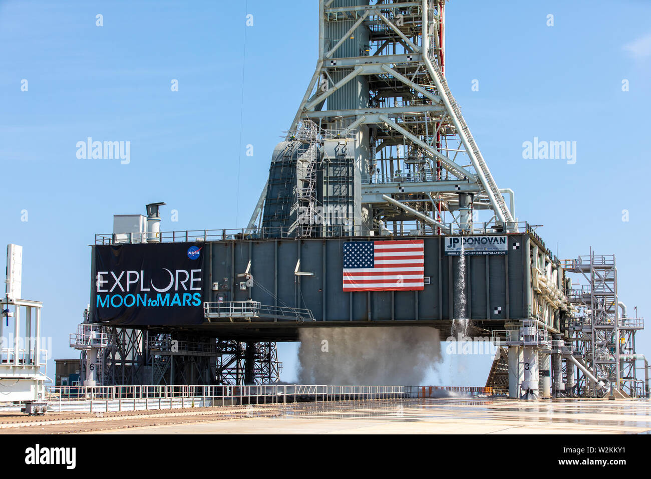 L'EXPLORATION DE LA NASA Orion systèmes au sol effectue un essai de débit avec le mobile de lancement au Centre spatial Kennedy le 2 juillet 2019 à Cape Canaveral, en Floride. Le test est la première des neuf pour vérifier le système de suppression de bruit est prête au lancement de la première mission d'Artemis. Banque D'Images