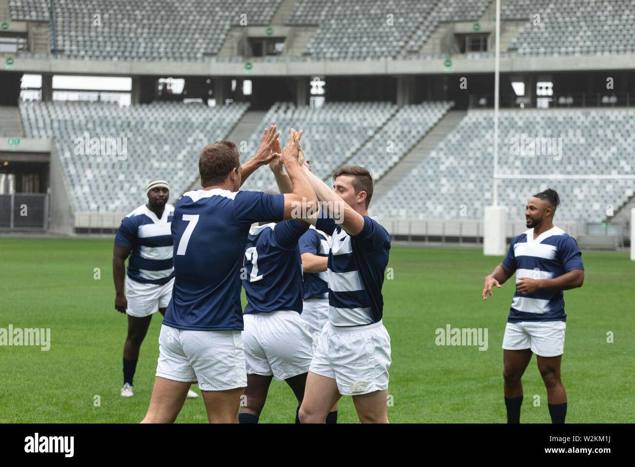 Divers joueurs de rugby masculin objectif célébrer dans le stade Banque D'Images