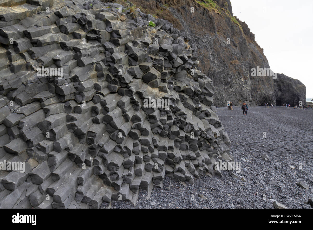 Vue rapprochée de colonnes de basalte hexagonal sur plage de sable noir Reynisfjara qui jouit, dans le sud de l'Islande. Banque D'Images