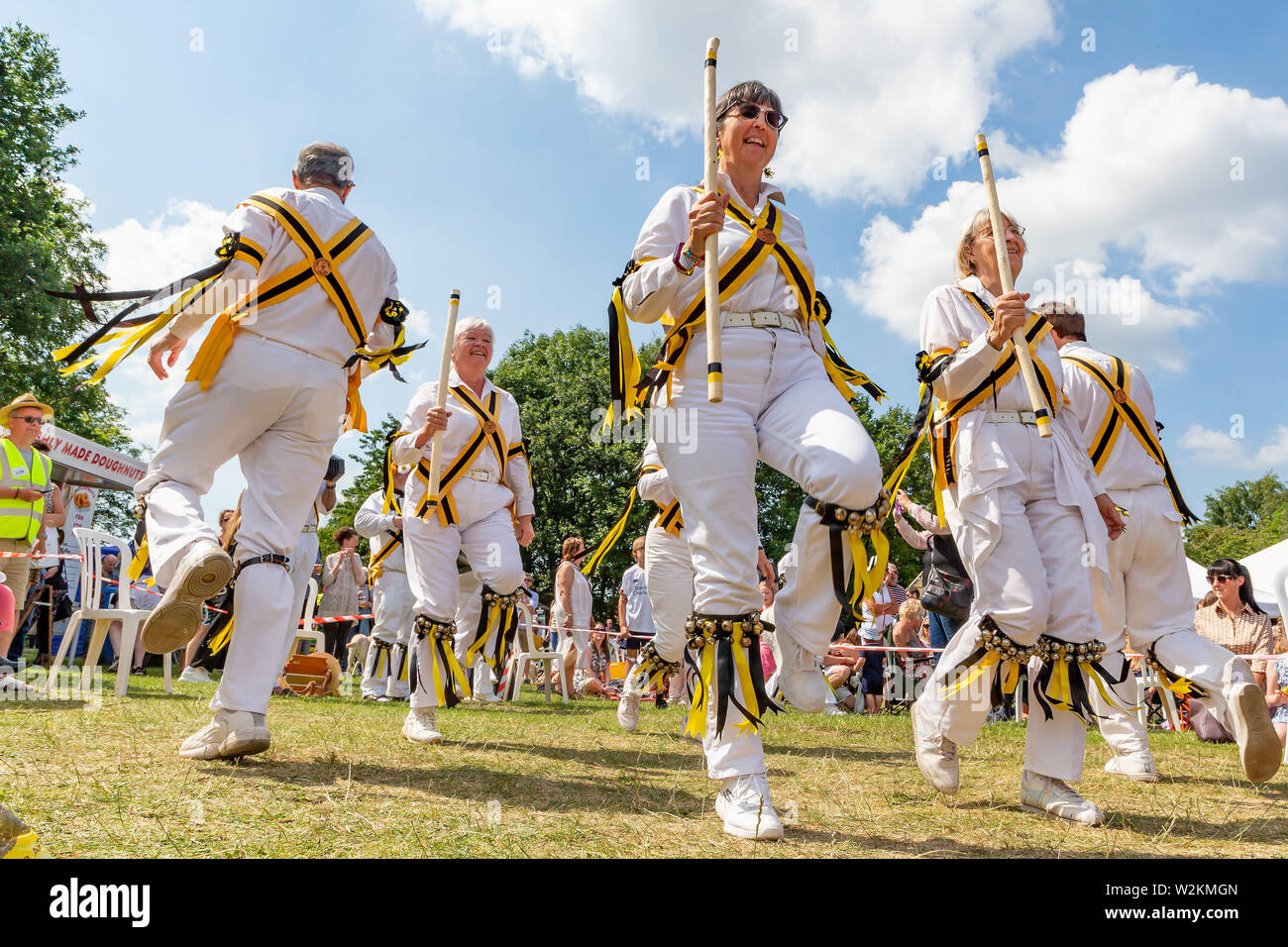 Le comte de Stamford Morris exécuter une danse au 2019 Stockton Heath Festival sous un soleil chaud Banque D'Images