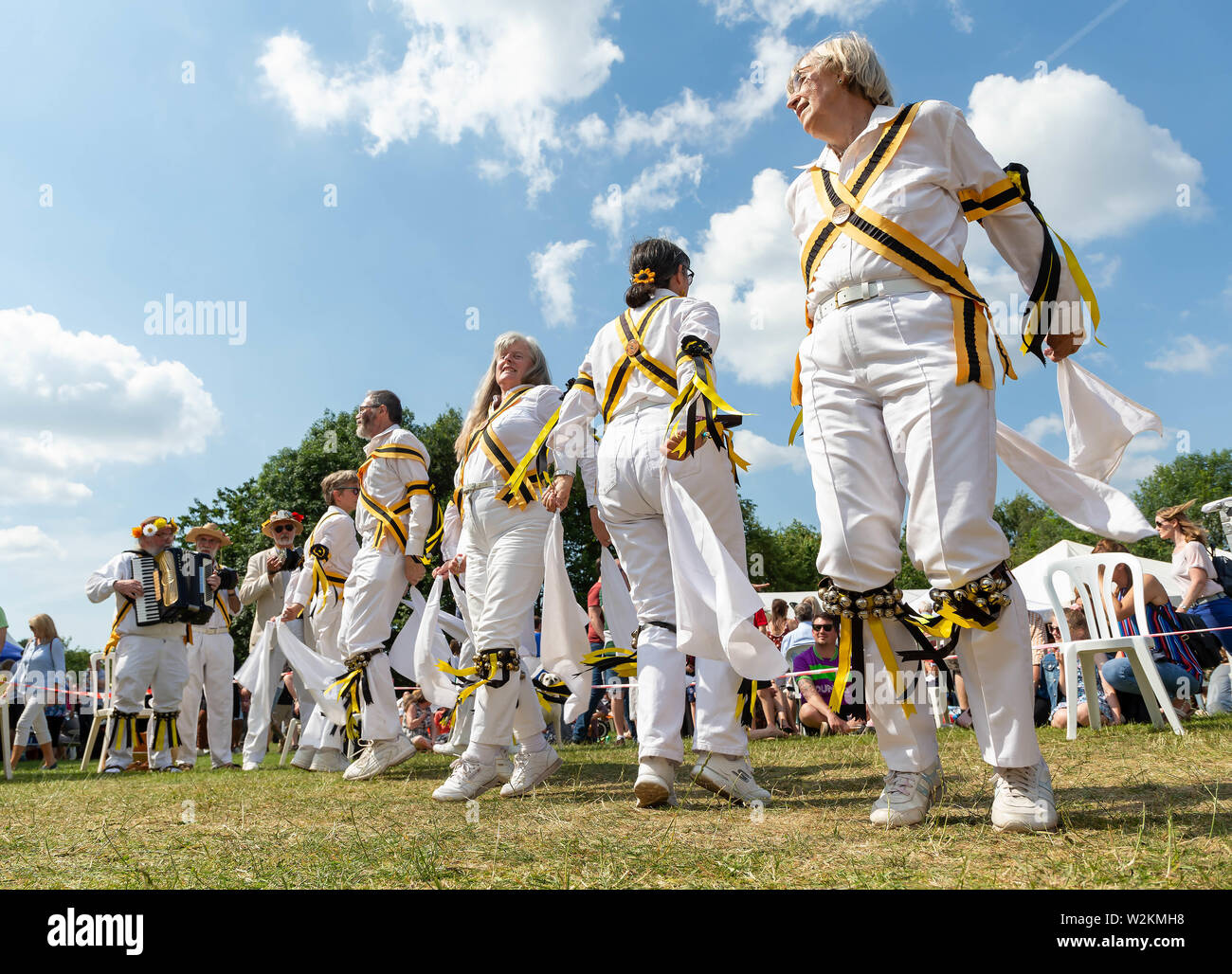 Le comte de Stamford Morris exécuter une danse au 2019 Stockton Heath Festival sous un soleil chaud Banque D'Images