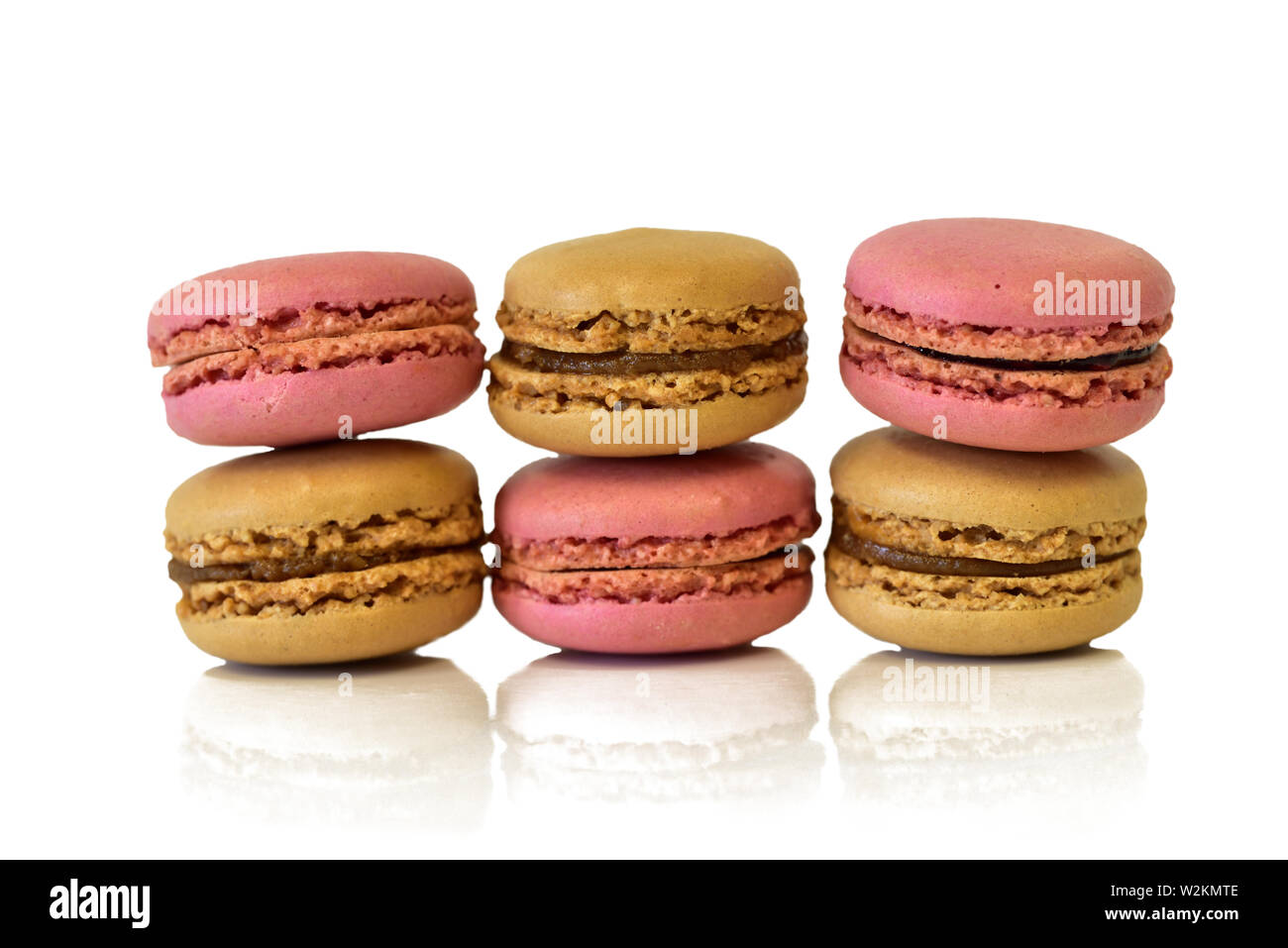 Macarons colorés recadrée in front of white background pour manger Banque D'Images