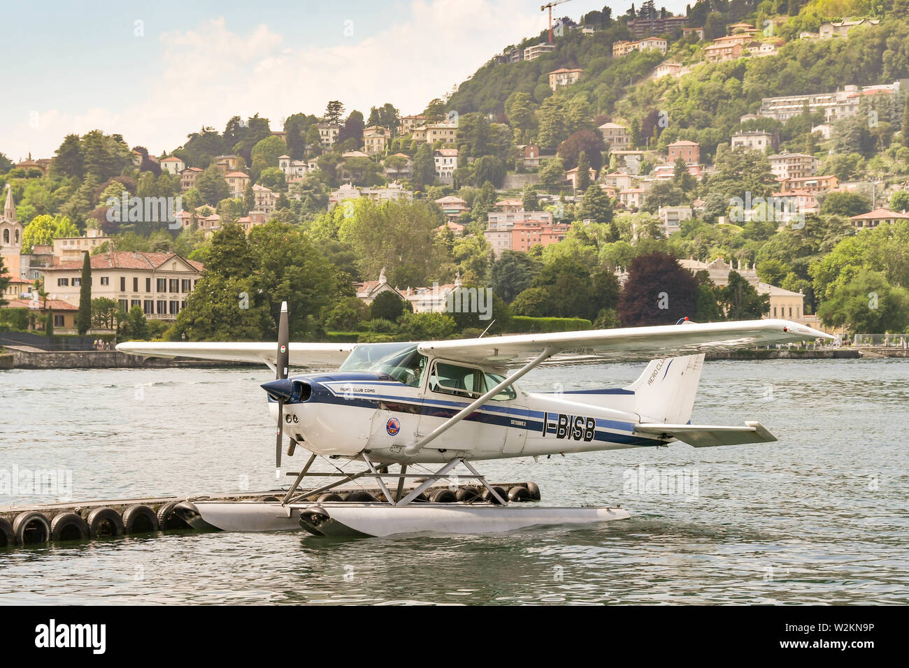 Côme, Lac de Côme, Italie - Juin 2019 : Cessna Skyhawk II monomoteurs hydravion exploité par l'Aero Club Como sur le lac de Côme. Banque D'Images