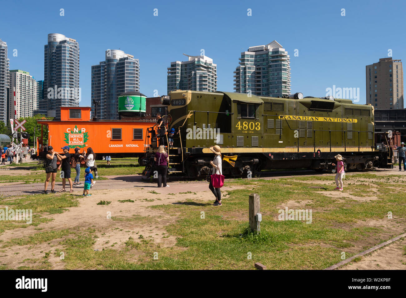 Toronto, Canada - 22 juin 2019 : Les personnes qui désirent visiter le Musée ferroviaire de Toronto Banque D'Images