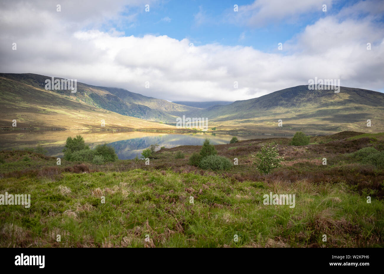 Scène du Loch Merklnad, vue vers Creag an Sgamhlainn Banque D'Images