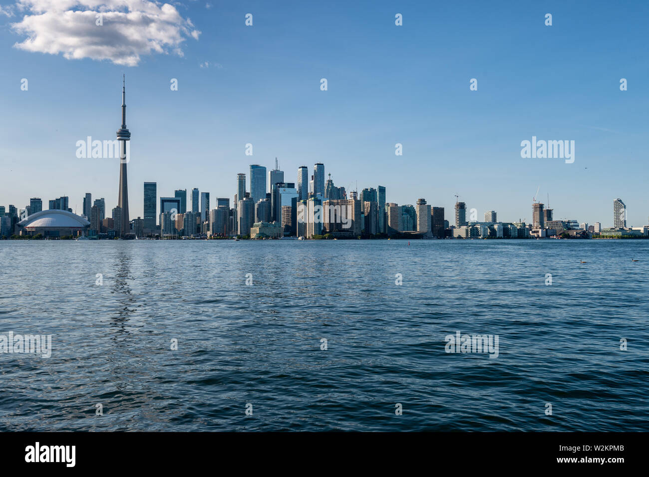 Toronto, CA - 23 juin 2019 : Toronto skyline en été depuis les îles de Toronto. Banque D'Images