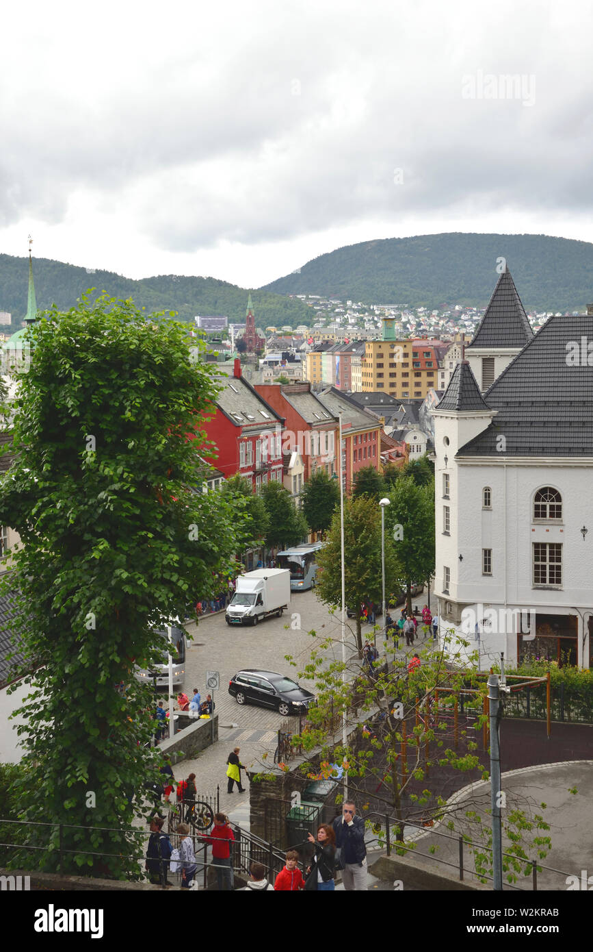 Avis de Bergen, Norvège, à partir d'un chemin près de la borne inférieure Floibanen. Banque D'Images