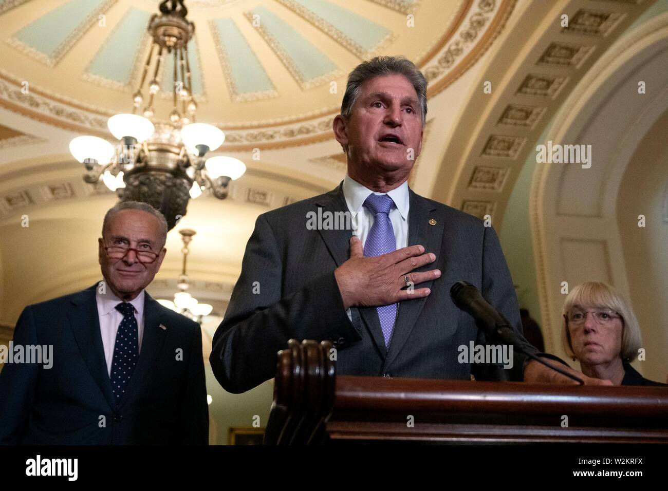 Washington, États-Unis d'Amérique. 09 juillet, 2019. Le sénateur américain Joe Manchin III (Démocrate de Virginie-occidentale) parle à la conférence de presse suivant la politique du Sénat de déjeuners sur la colline du Capitole à Washington, DC, États-Unis, le 9 juillet 2019. Credit : Stefani Reynolds/CNP Crédit dans le monde entier | conditions : dpa/Alamy Live News Banque D'Images