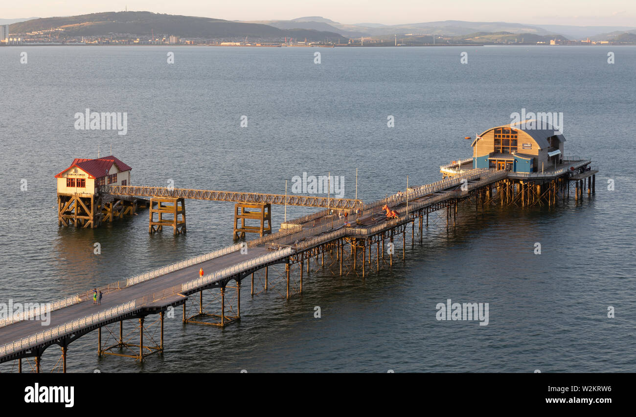 Mumbles Pier et phare de Mumbles Banque D'Images