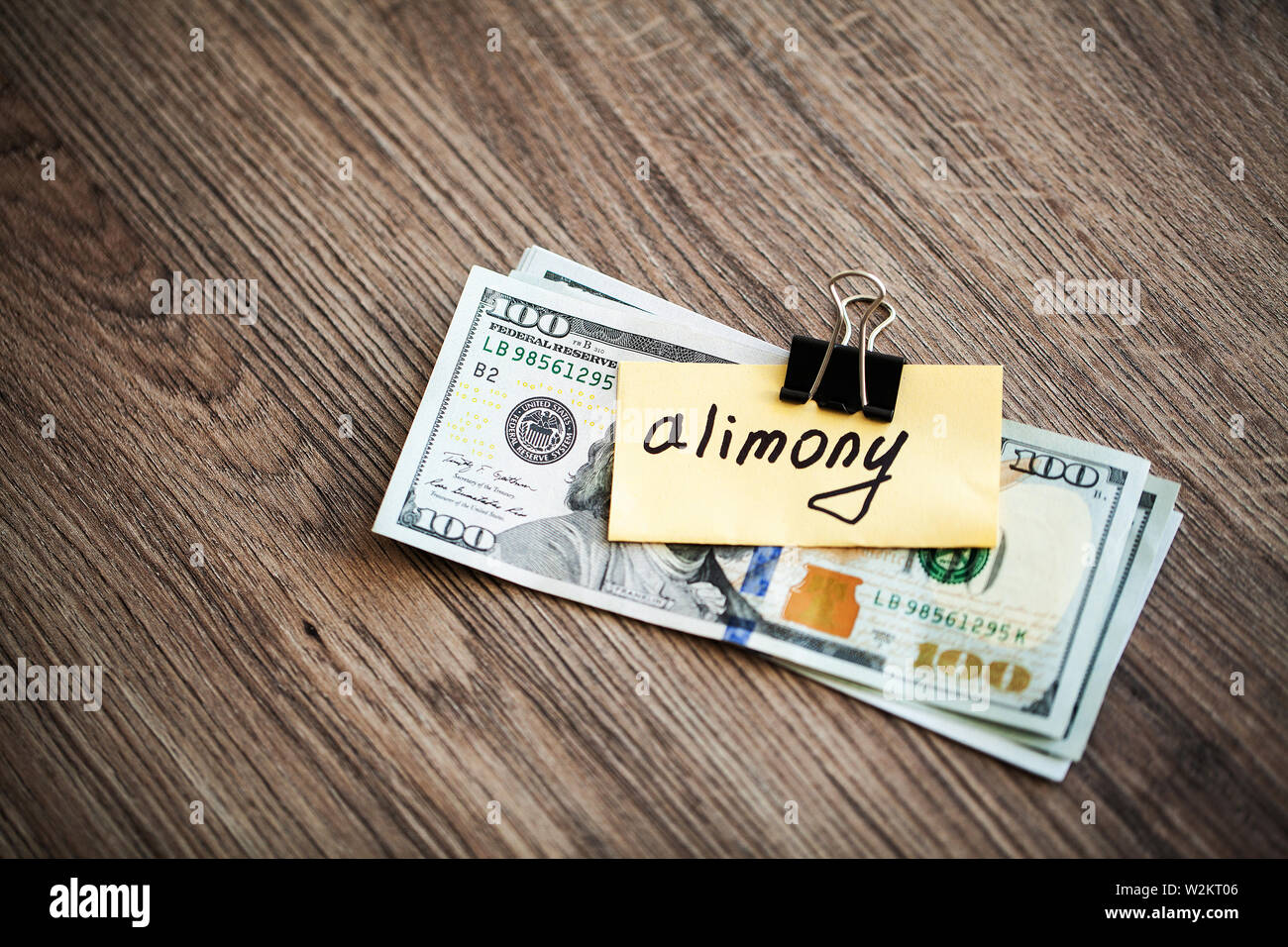 Paiements de pension alimentaire. Pile de dollars avec l'argent de la pension alimentaire et de la signer. Divorce et séparation concept Banque D'Images