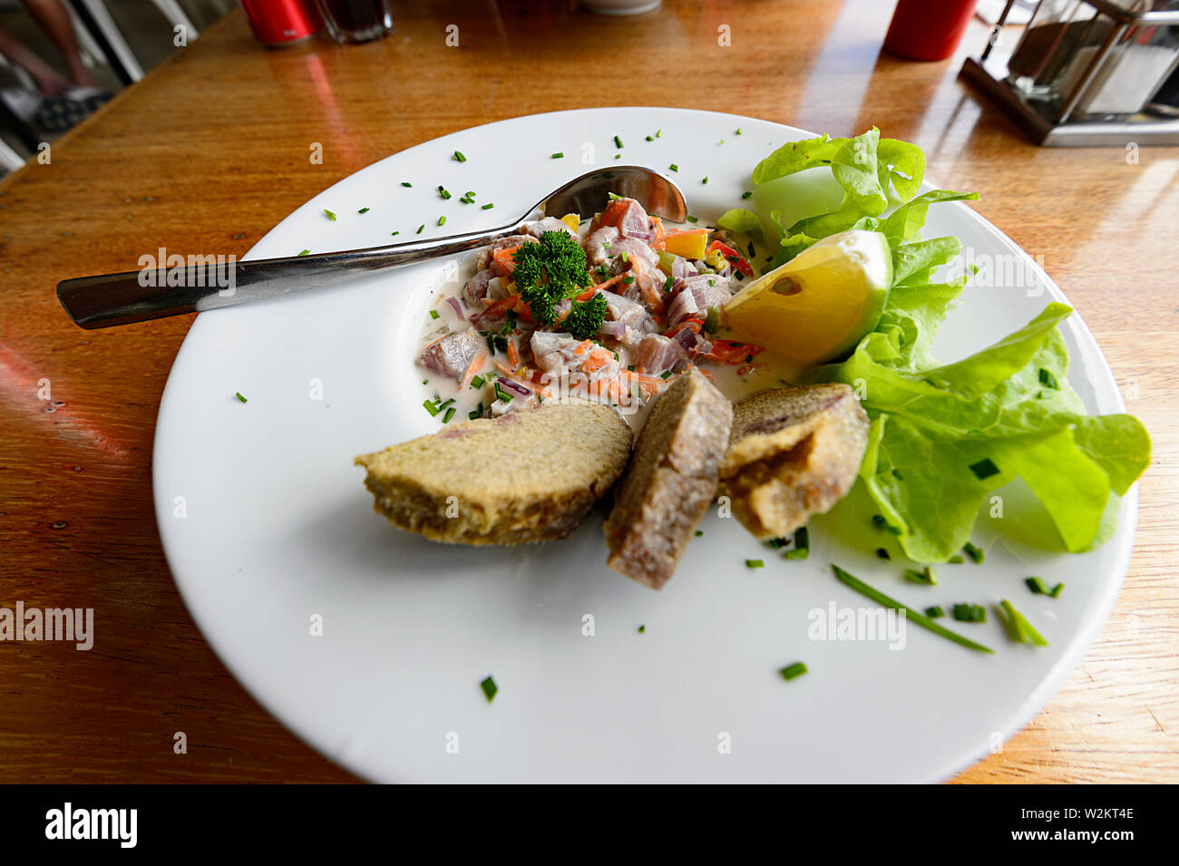 Ika Mata est un plat traditionnel de raw tuna mariné au citron vert et noix de coco, Rarotonga, îles Cook, Polynésie Française Banque D'Images
