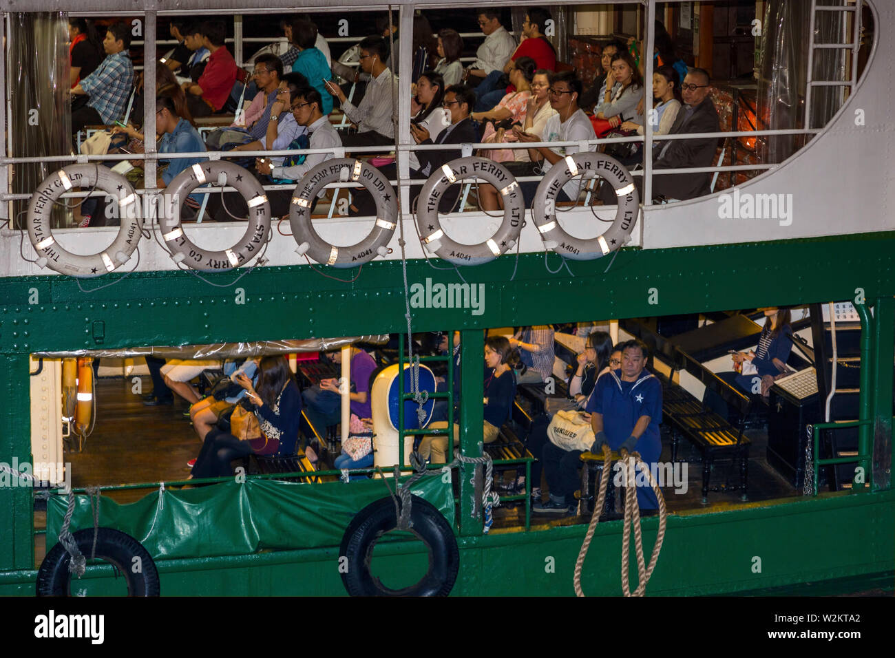 Star Ferry et passagers, de Hong Kong, Chine Banque D'Images