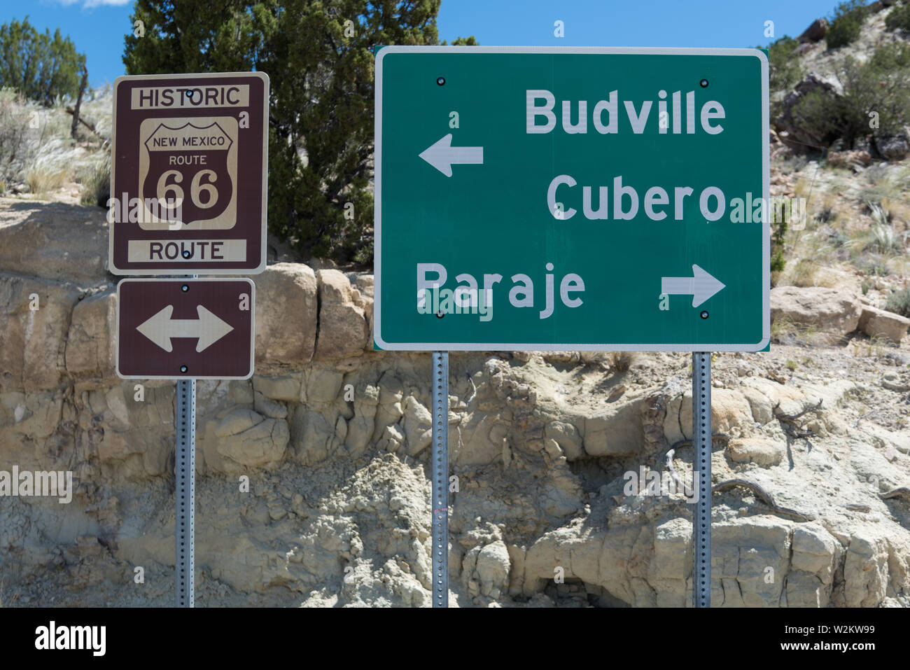 Des marqueurs d'autoroute sur l'historique route 66 dans le sud-ouest américain Banque D'Images