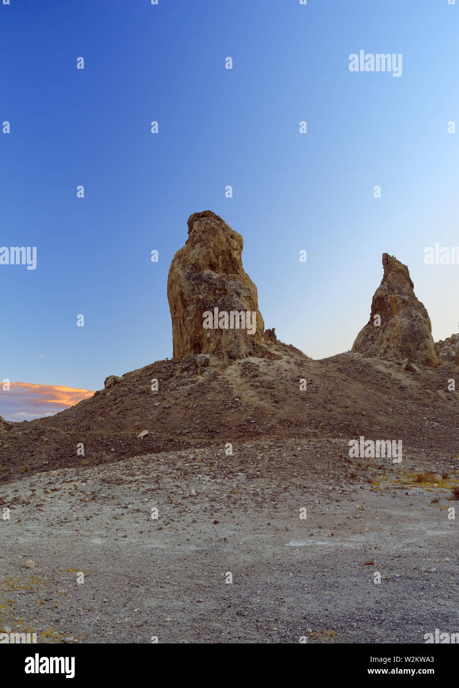 Image de la célèbre Trona Pinnacles, une caractéristique géologique dans le désert californien National Conservation Area. Banque D'Images