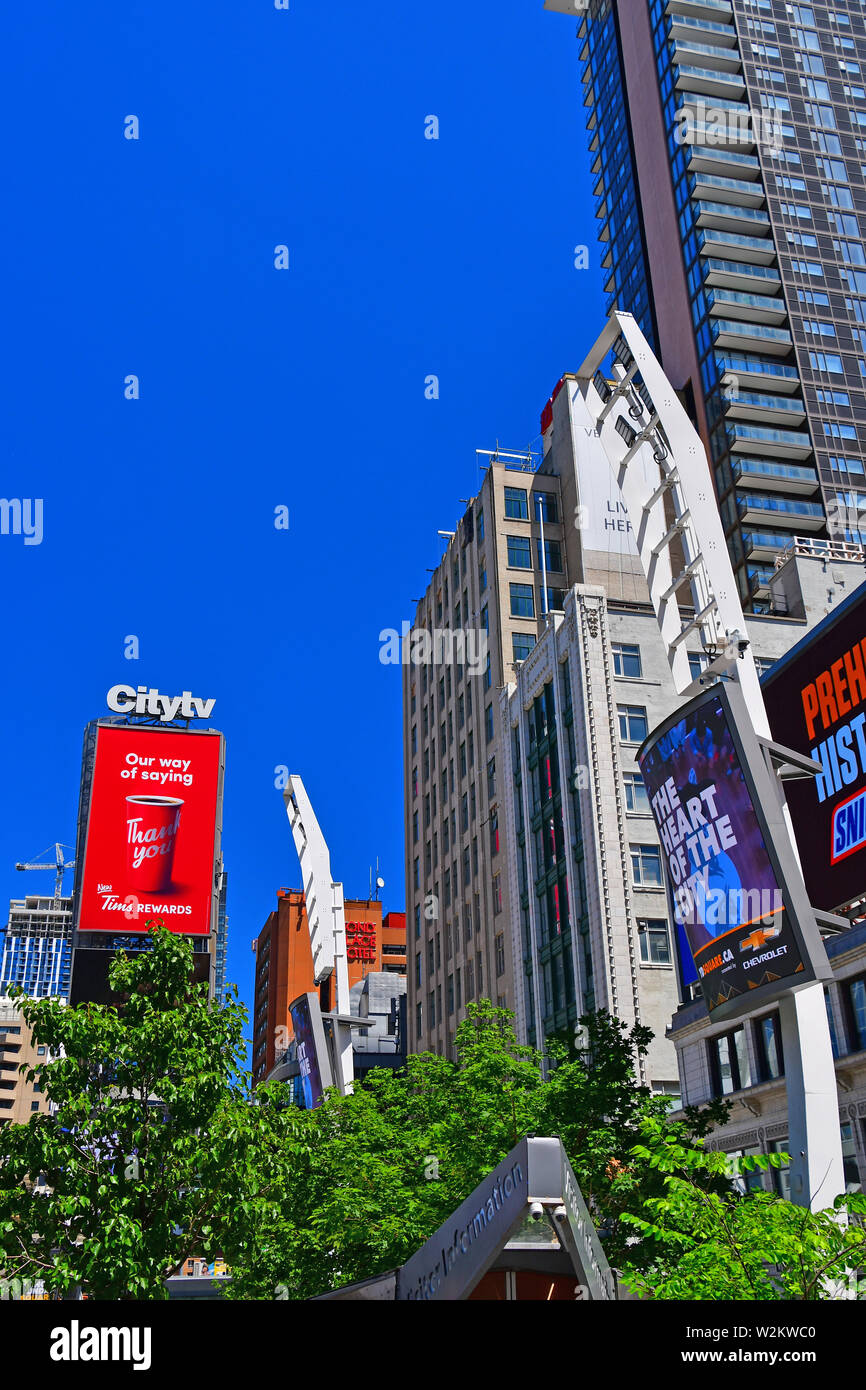 La rue Yonge et de Dundas Square, au centre-ville de Toronto Banque D'Images