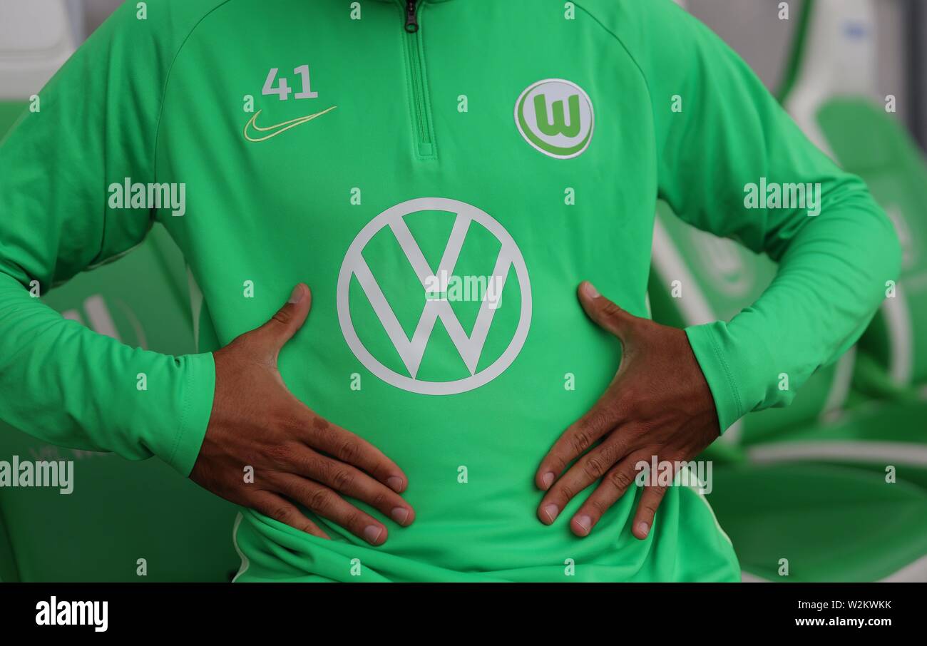 Wolfsburg, Allemagne. 09 juillet, 2019. firo : 09.07.2019, football, 1.Bundesliga, la saison 2019/2020, test match, VfL Wolfsburg - SM Caen logo VW sur la veste | Conditions de crédit dans le monde entier : dpa/Alamy Live News Banque D'Images