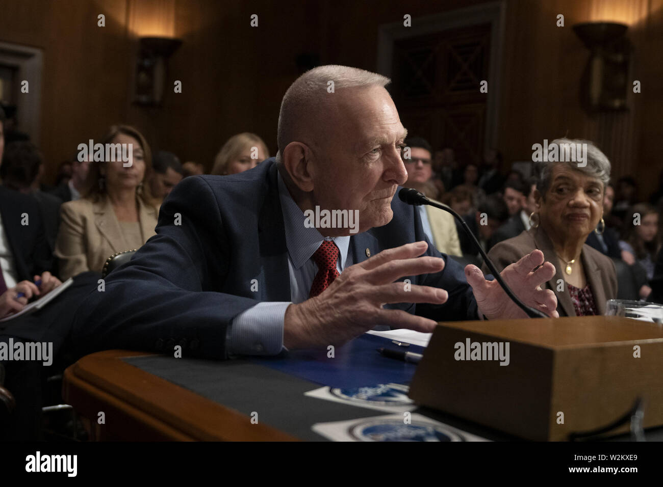 Washington, District de Columbia, Etats-Unis. 09 juillet 2019. Directeur de vol d'Apollo 11 Gene Kranz témoigne devant le Sous-comité sur l'Aviation et de l'espace sur la colline du Capitole à Washington, DC, États-Unis, le 9 juillet 2019. Credit : Stefani Reynolds/CNP/ZUMA/Alamy Fil Live News Banque D'Images