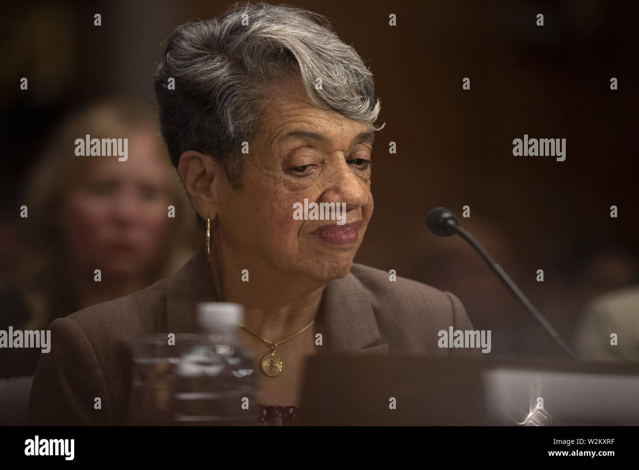 Washington, District de Columbia, Etats-Unis. 09 juillet 2019. Analyste de données et ingénieur en aéronautique à la NASA Chercheur Dr Christine Darden écoute lors de témoignage devant le Sous-comité sur l'Aviation et de l'espace sur la colline du Capitole à Washington, DC, États-Unis, le 9 juillet 2019. Credit : Stefani Reynolds/CNP/ZUMA/Alamy Fil Live News Banque D'Images