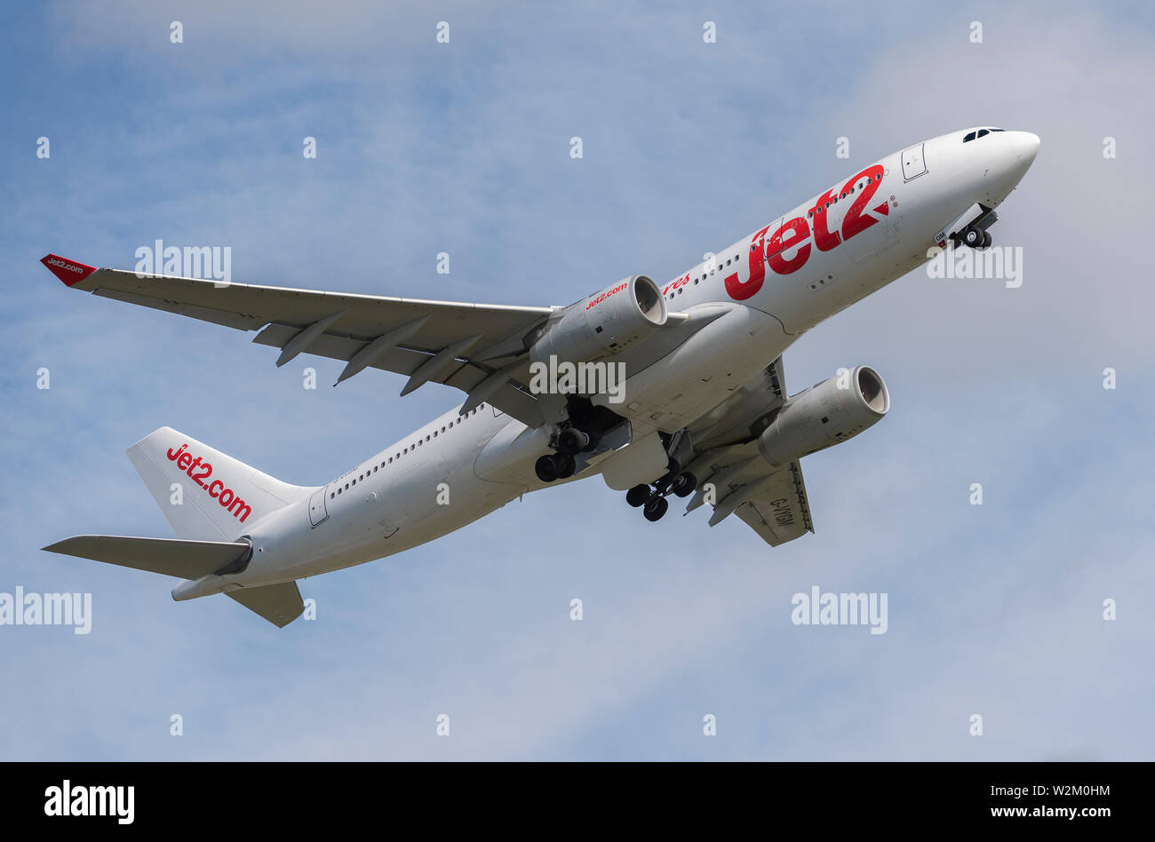 Un Jet2 Airbus A330-200 décolle de l'Aéroport International de Manchester (usage éditorial uniquement) Banque D'Images