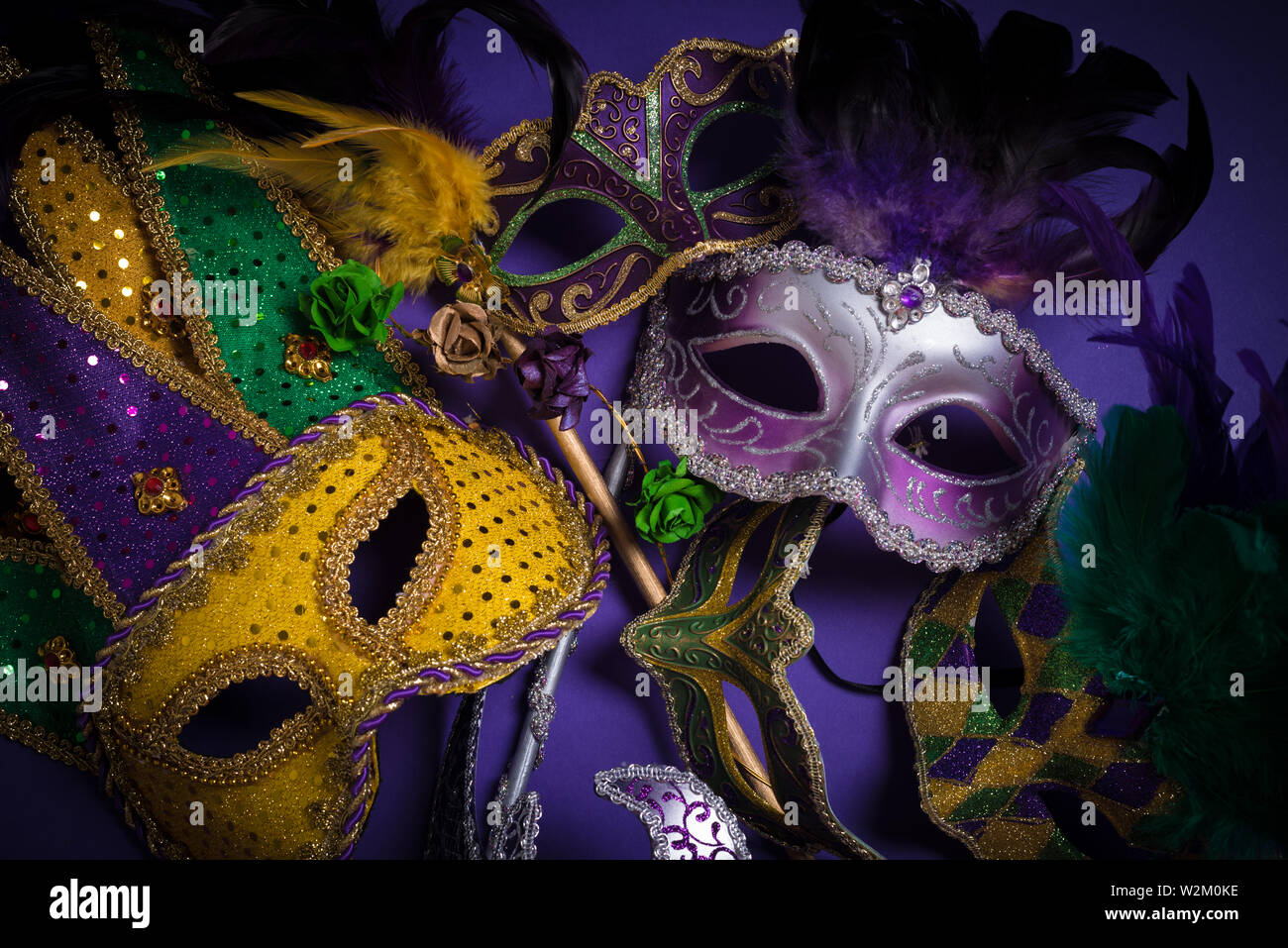 Les masques de Mardi gras sur fond sombre Banque D'Images