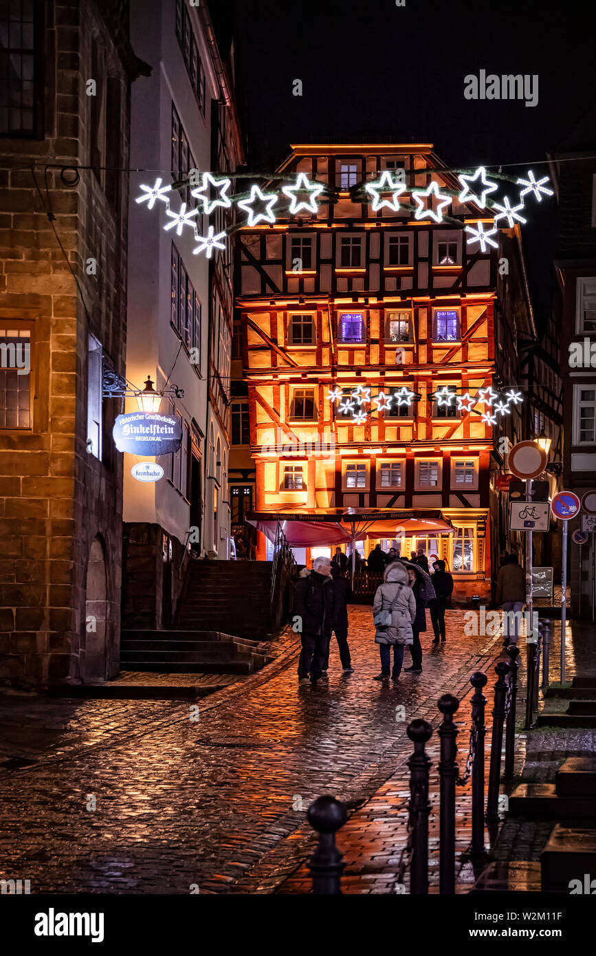 Marburg, Allemagne -12/07/2018 : vieille place du marché avec la décoration de Noël, de vieilles maisons avec des magasins, restaurants et des visiteurs du marché de Noël Banque D'Images