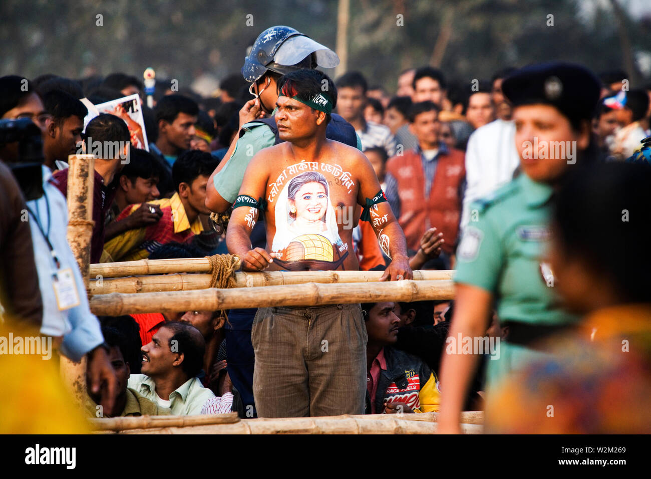 Réminiscence de Noor Hossain, le jeune ouvrier tués par les balles de la police le 10 novembre 1987, au cours du mouvement pour faire tomber la Ershad. Il avait peint sur le dos, 'que la démocratie soit libérée". Dhaka, Bangladesh. Le 26 décembre 2008. Banque D'Images