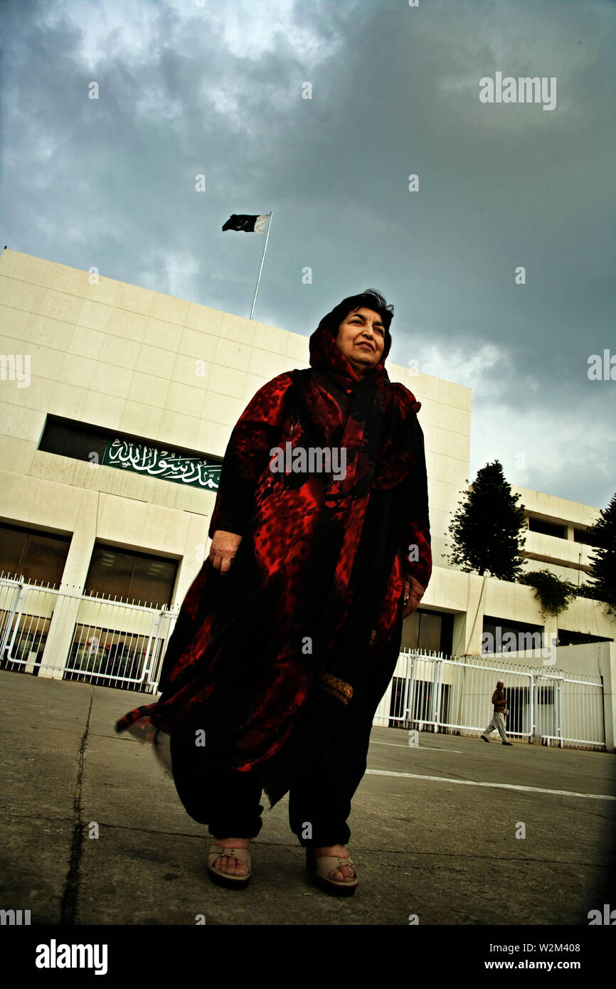 Panezai Noor Jehan, 58 ans, est un formidable présence féminine dans la vie politique du Pakistan - et a poussé l'action de lutte contre le SIDA à travers l'horizon politique, qui a suscité récemment le gouvernement fédéral Forum parlementaire sur le SIDA. Une partie de l 'engagement' Portraits de personnes projet de livre sur la prévention de la propagation du SIDA/VIH, commandé par titre commandé par l'Asia Pacific Leadership Forum et l'ONUSIDA. Islamabad, Pakistan. Le 15 février 2007. Banque D'Images