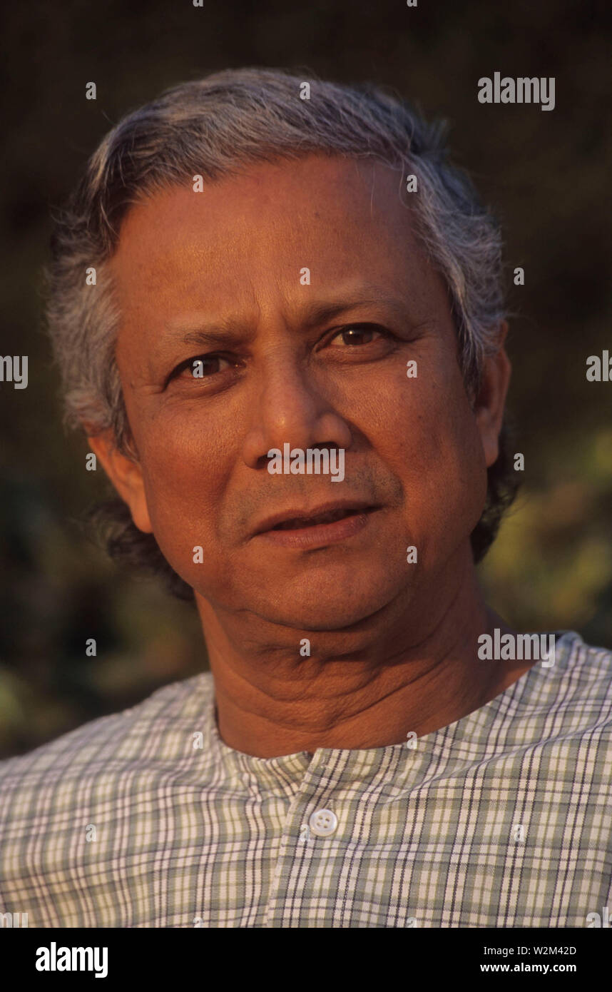 Portrait de la lauréate du Prix Nobel Muhammad Yunus, qui a remporté le Prix Nobel de la paix en 2006. Il a initié la banque Grameen (ruraux), la banque des pauvres, qui accorde des prêts aux personnes pauvres (généralement des femmes), qui n'ont pas garantie. La Fondation Grameen a également lancé des entreprises innovantes telles que Grameen Phone, une entreprise de télécommunications commerciales qui fournit également des téléphones portables pour les femmes rurales pour la mise en place de leurs entreprises Banque D'Images