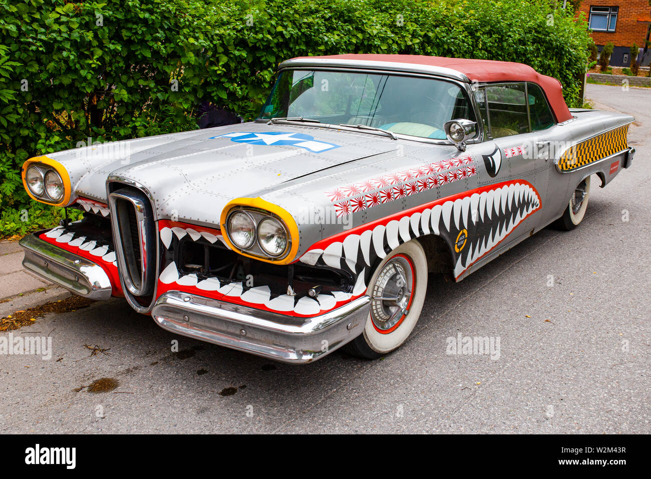 Paris, France - 02 juillet 2018 : Circa 1958 Edsel Pacer déguisée en une ère de la DEUXIÈME GUERRE MONDIALE avion de chasse. Banque D'Images