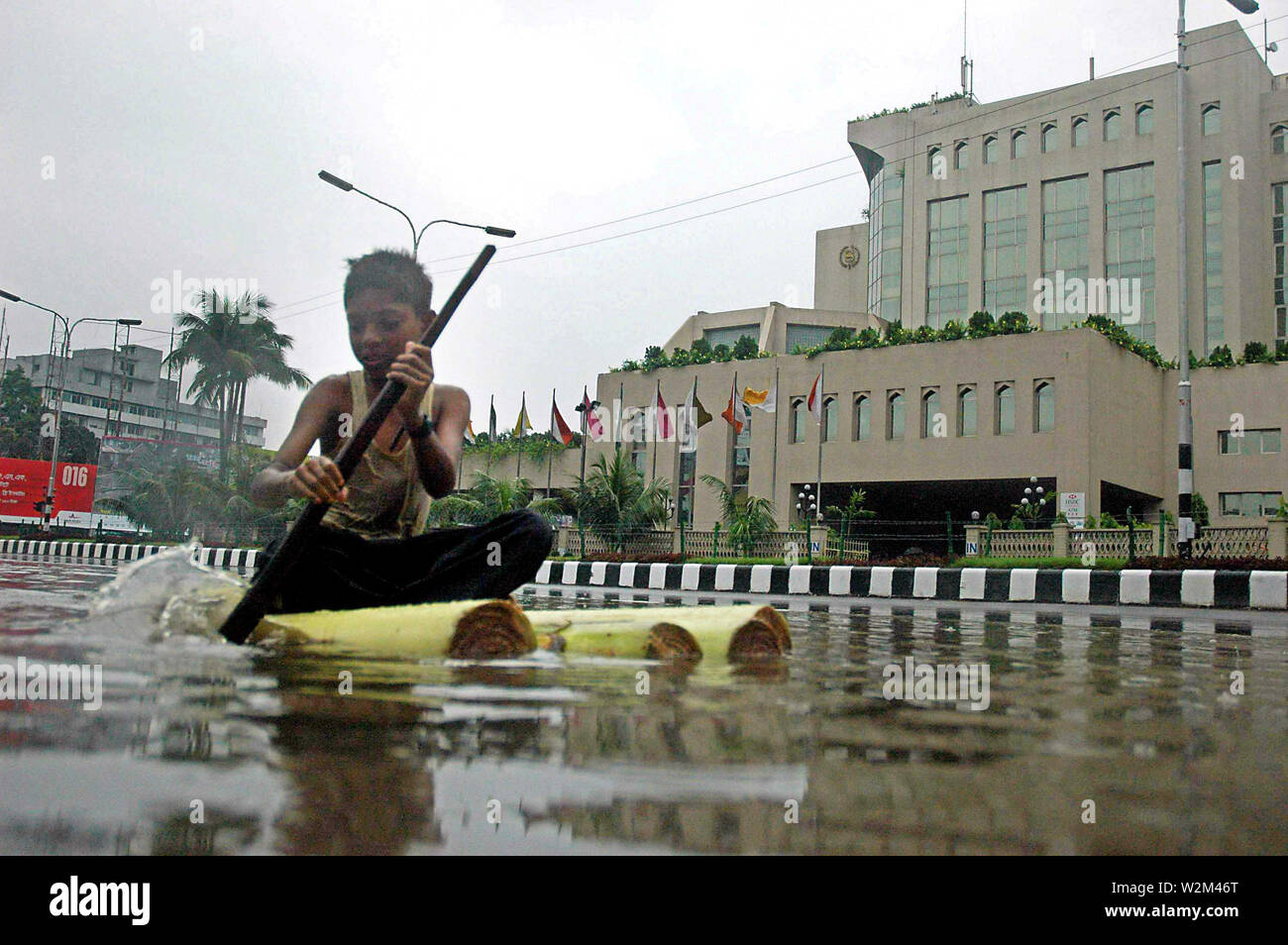 Un garçon radeaux, au bord de l'eau connecté Minto Road, en face de l'hôtel Sheraton, à Dhaka, au Bangladesh. L'année 2007. Banque D'Images