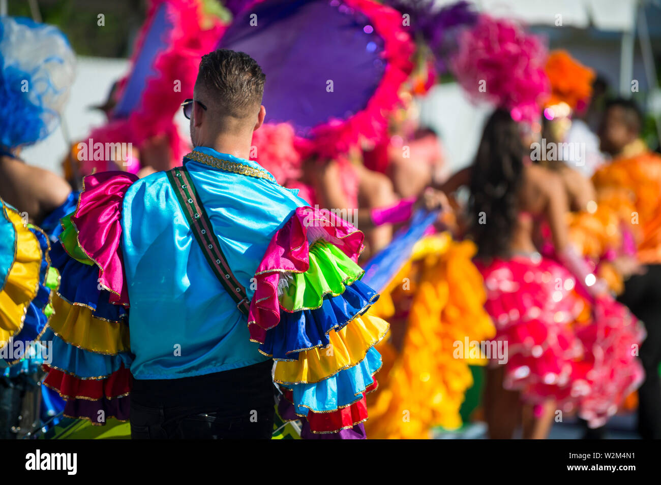 Abstraite de danseurs de samba en costumes colorés en stretch à un carnaval de jour fête de rue à Rio de Janeiro, Brésil Banque D'Images