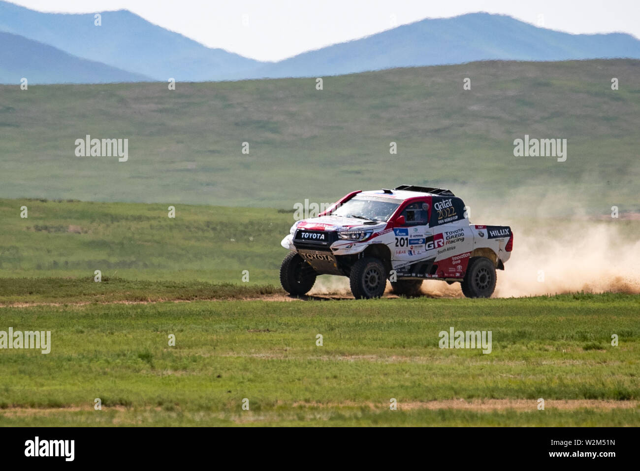 Oulan Bator, Mongolie. 09 juillet 2019. Nasser Al-Attiyah et Mathieu Baume de Toyota Gazoo Racing Team sa concurrence dans la 3ème étape de la Silkway Rally 2019 dans la banlieue d'Oulan Bator, Mongolie, le 9 juillet 2019. Credit : Bai Xueqi/Xinhua/Alamy Live News Banque D'Images