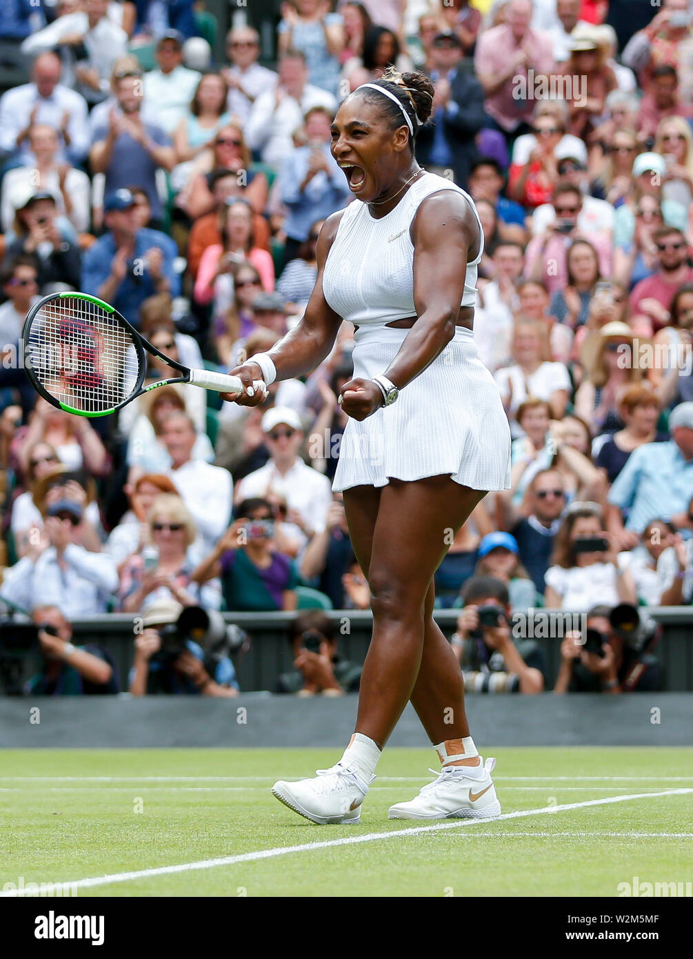 Londres, Grande-Bretagne. 09 juillet 2019. Serena Williams, de l'célèbre après le match quart féminin avec sa compatriote Alison Riske au tennis de Wimbledon 2019 à Londres, en Grande-Bretagne, le 9 juillet 2019. Credit : Han Yan/Xinhua/Alamy Live News Banque D'Images