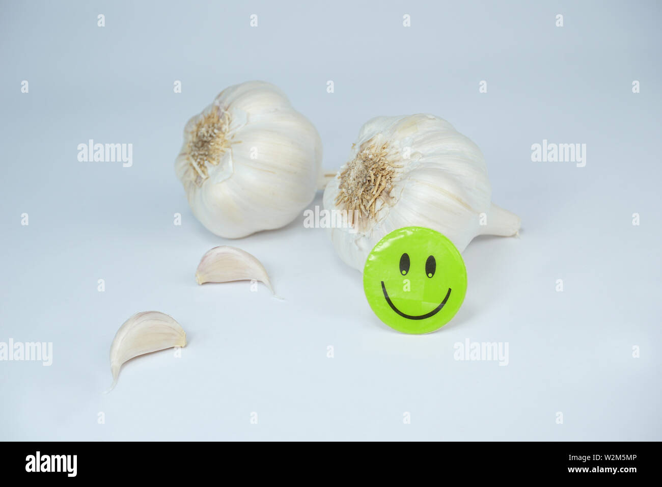 La nourriture fraîche, brown egg, l'ail, les amandes, la tomate rouge heureux face Smiley sain série isolé sur fond blanc Banque D'Images