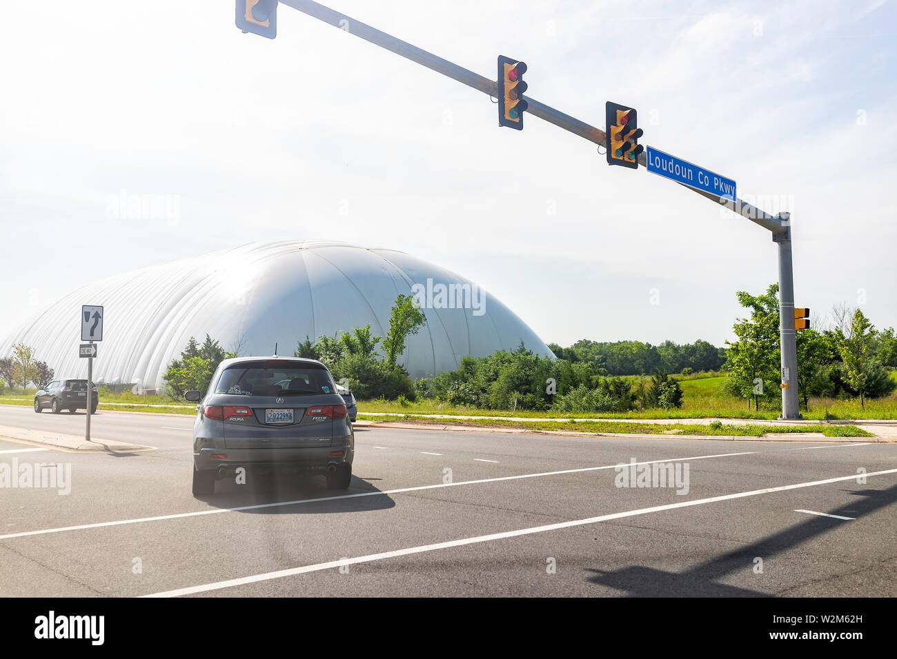 Ashburn, USA - Mai 29, 2019 Rue : Route Autoroute à Loudoun County, Virginie avec parkway signe et signal de la route et les voitures tournant dans la circulation de l'eau par ut Banque D'Images