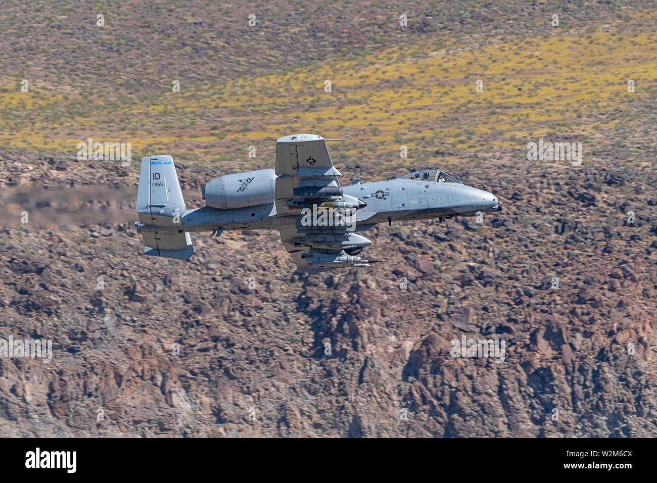 A-10 Warthog avion volant à Star Wars Canyon à Death Valley, Californie Banque D'Images