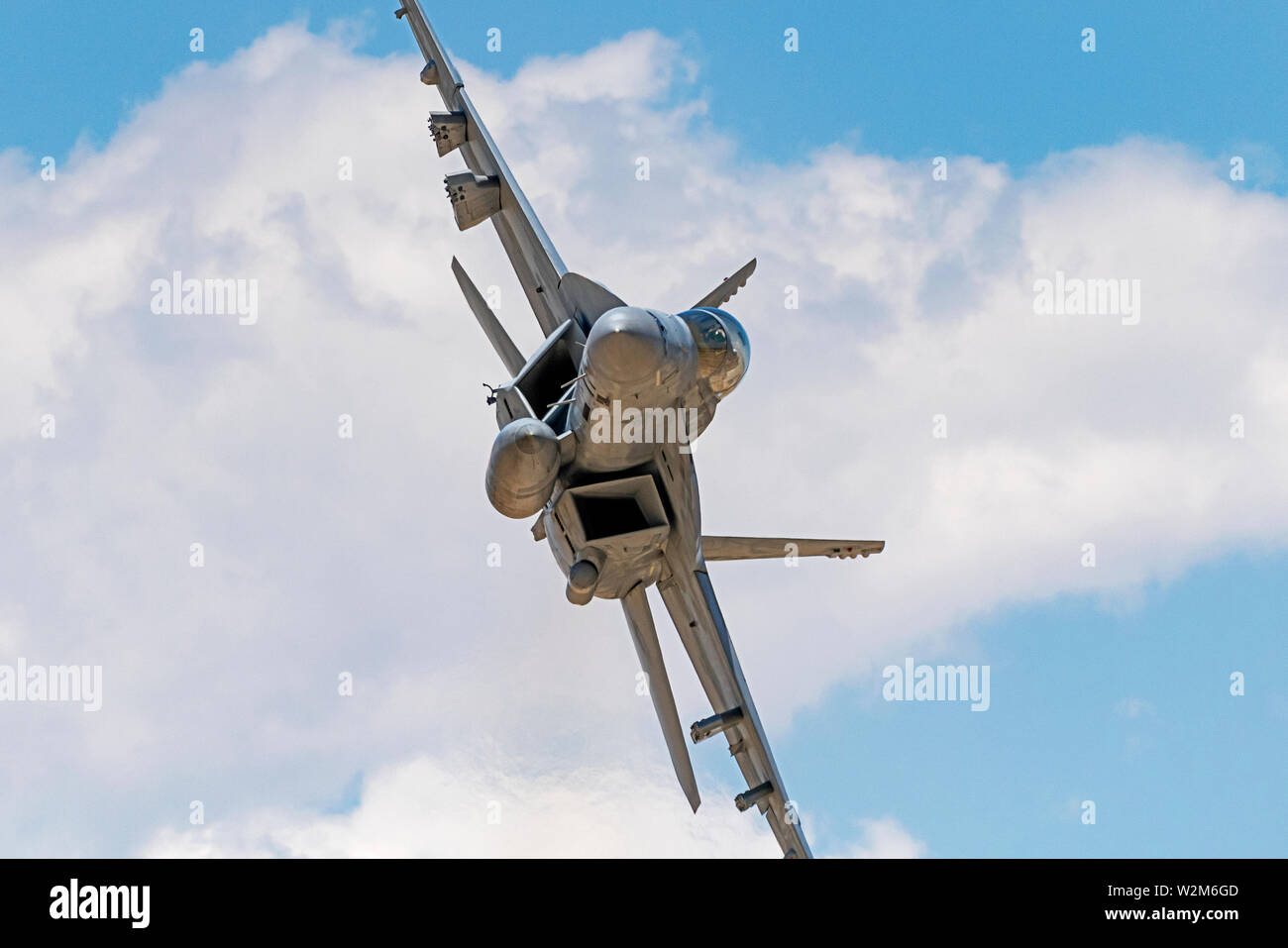 Avion de chasse à réaction F-18 volant à le désert californien Banque D'Images
