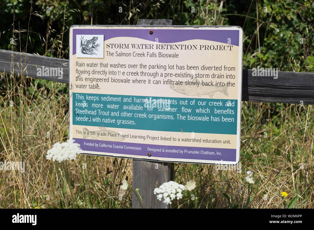 Un signe pour le projet de rétention des eaux pluviales à la Salmon Creek Falls bioswale dans Occidental, en Californie. Banque D'Images