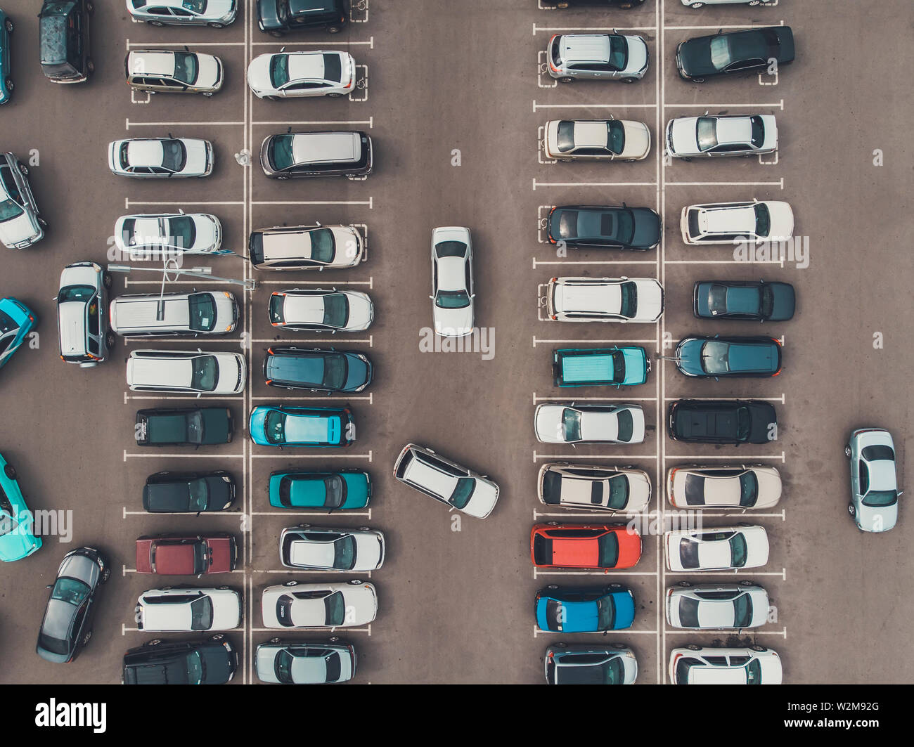 Vue d'une hauteur à l'aire de stationnement. Le processus d'un parking gratuit. La recherche de l'espace dans un parking. Les manoeuvres de stationnement. Parc aquatique lot voies Banque D'Images